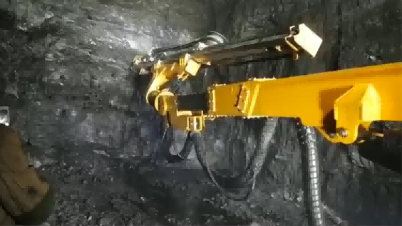 Подземная буровая установка Kaishan KJ311 ведет бурение в шахтном тоннеле.
